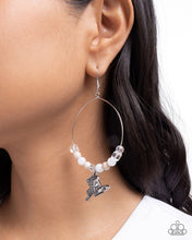 Load image into Gallery viewer, Saddle Showcase - White earring D055