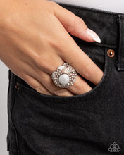 Load image into Gallery viewer, Pearly Podium - Copper ring D005