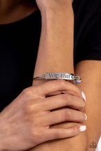 Load image into Gallery viewer, Fearless Fashionista - Blue bracelet D056