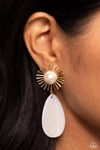 Load image into Gallery viewer, Sunburst Sophistication - Gold earring D025(2)
