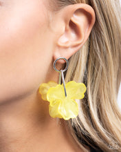 Load image into Gallery viewer, Glassy Garden - Yellow post earring LR
