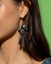 Load image into Gallery viewer, Southwestern Selfie - Black earring D085
