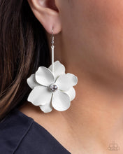 Load image into Gallery viewer, Generous Glisten - White earring D042
