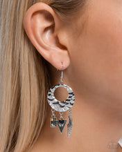 Load image into Gallery viewer, Alternative Angel - Black earring D042
