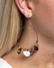 Load image into Gallery viewer, Wiry Wayfarer - Copper earring D044
