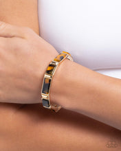 Load image into Gallery viewer, Acrylic Accent - Gold bracelet E047
