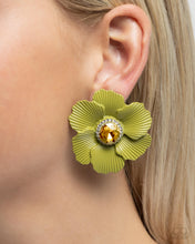 Load image into Gallery viewer, Organic Growth - Green post earring B114
