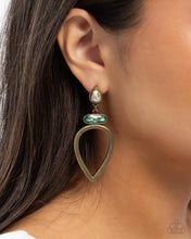 Load image into Gallery viewer, Cultured Chic - Brass post earring D084
