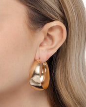 Load image into Gallery viewer, Subtle Sheen - Gold hoop earring A075
