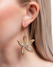 Load image into Gallery viewer, Seize the Starfish - Gold earring F024
