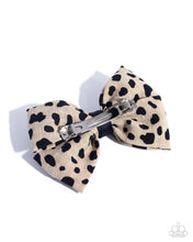 Load image into Gallery viewer, Spotted Showcase - Brown hair clip A061
