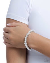 Load image into Gallery viewer, Principal Pearls - White bracelet E027
