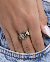 Load image into Gallery viewer, Buckle Bravado - Brass ring BOX 19
