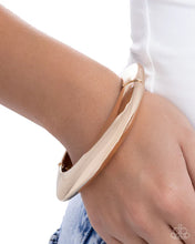 Load image into Gallery viewer, ROUNDED REFLECTION - GOLD HINGE BRACELET E032
