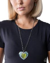 Load image into Gallery viewer, Courting Cache - Green necklace E060

