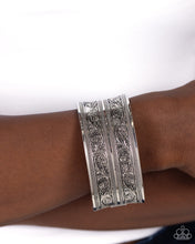 Load image into Gallery viewer, Eclectic European - Silver hinge bracelet B066
