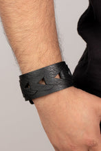 Load image into Gallery viewer, Horse and Carriage - black snap bracelet C029

