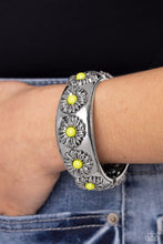 Load image into Gallery viewer, Taking Floral - Green bracelet G021
