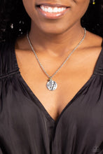 Load image into Gallery viewer, Minimal EFFORTLESS - green necklace A100
