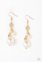 Load image into Gallery viewer, Timelessly Traditional - Gold earring D050
