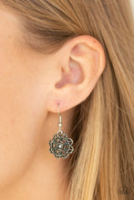 Load image into Gallery viewer, Vintage Vogue - Silver necklace 1532
