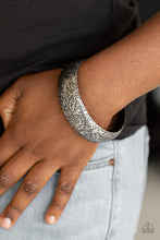 Load image into Gallery viewer, Garden Villa - Silver bracelet 2047
