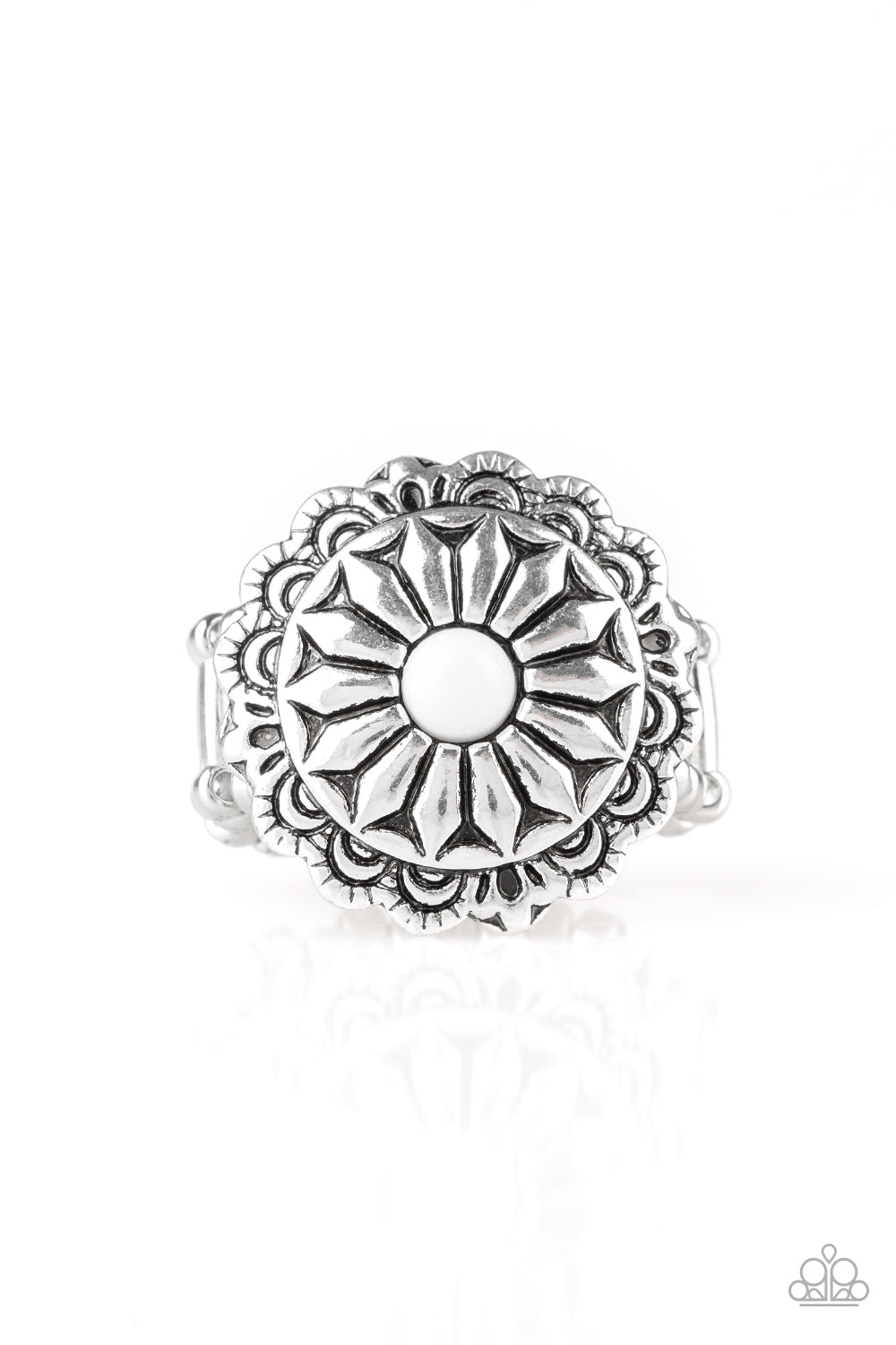 Daringly Daisy - White ring 816