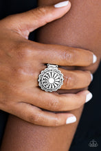 Load image into Gallery viewer, Daringly Daisy - White ring 816

