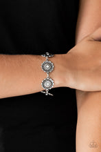 Load image into Gallery viewer, Funky Flower Child - White bracelet 514
