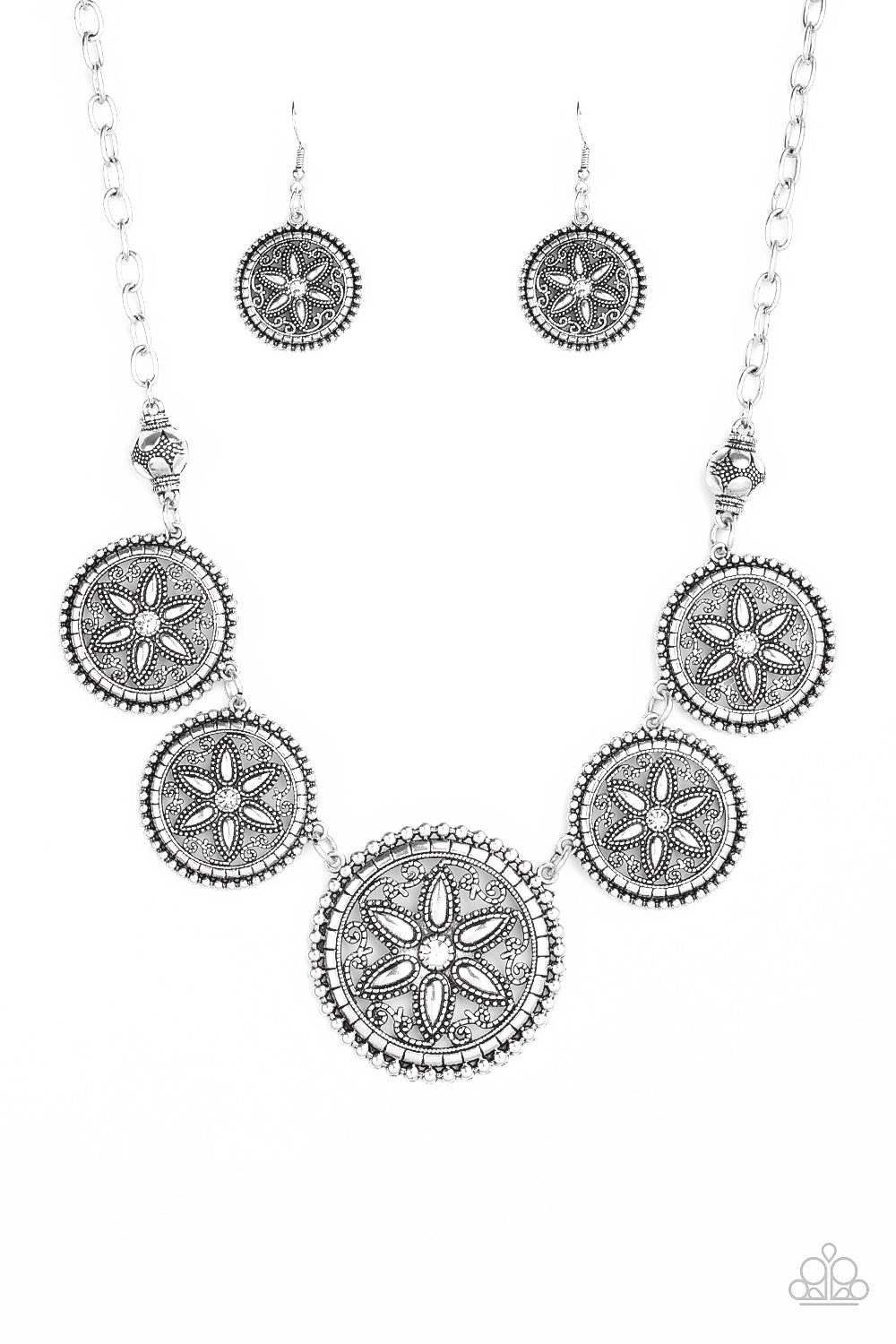 Written In The STAR LILIES - White necklace 558