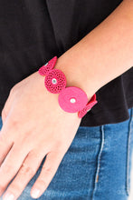 Load image into Gallery viewer, Poppin Popstar - Pink snap bracelet C010
