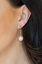 Load image into Gallery viewer, 5th Avenue Fleek - white necklace 749
