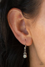 Load image into Gallery viewer, Urban District - White necklace 915
