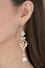 Load image into Gallery viewer, Elegantly Extravagant - gold earring 833
