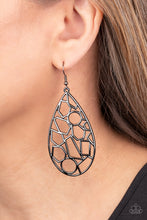 Load image into Gallery viewer, Reshaped Radiance - Black earring D022
