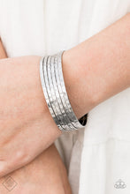 Load image into Gallery viewer, BAUBLE-Headed - Silver cuff bracelet D028
