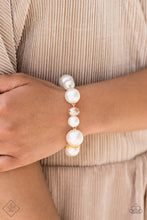 Load image into Gallery viewer, Glamour Gamble - Gold bracelet D028
