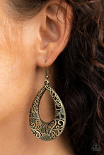 Load image into Gallery viewer, Get Into The GROVE - Brass earring 855
