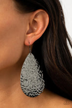 Load image into Gallery viewer, Metallic Mirrors - black earring 897
