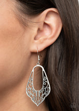 Load image into Gallery viewer, Grapevine Glamour - Silver earring 960
