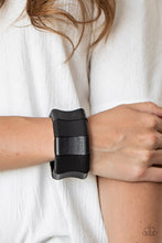 Load image into Gallery viewer, Caribbean Couture - Black bracelet 1940
