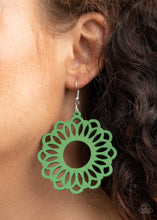 Load image into Gallery viewer, Dominican Daisy - Green earring 1944
