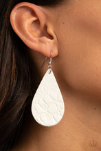 Load image into Gallery viewer, Beach Garden - White earring 1808
