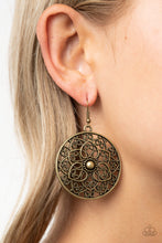Load image into Gallery viewer, Petal Prana - Brass earring 891
