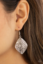 Load image into Gallery viewer, Flauntable Florals - Silver earring 1836

