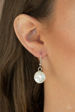Load image into Gallery viewer, BEACHFRONT and Center - White necklace 2151
