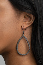 Load image into Gallery viewer, Standout Sparkle - Black earring 2135
