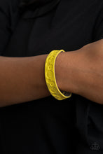 Load image into Gallery viewer, Follow The Wildflowers - Yellow snap bracelet A024

