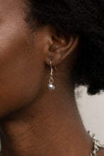 Load image into Gallery viewer, Positively PEARL-escent - Silver necklace 2145
