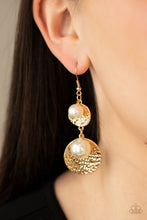 Load image into Gallery viewer, Pearl Dive - Gold earring 2137

